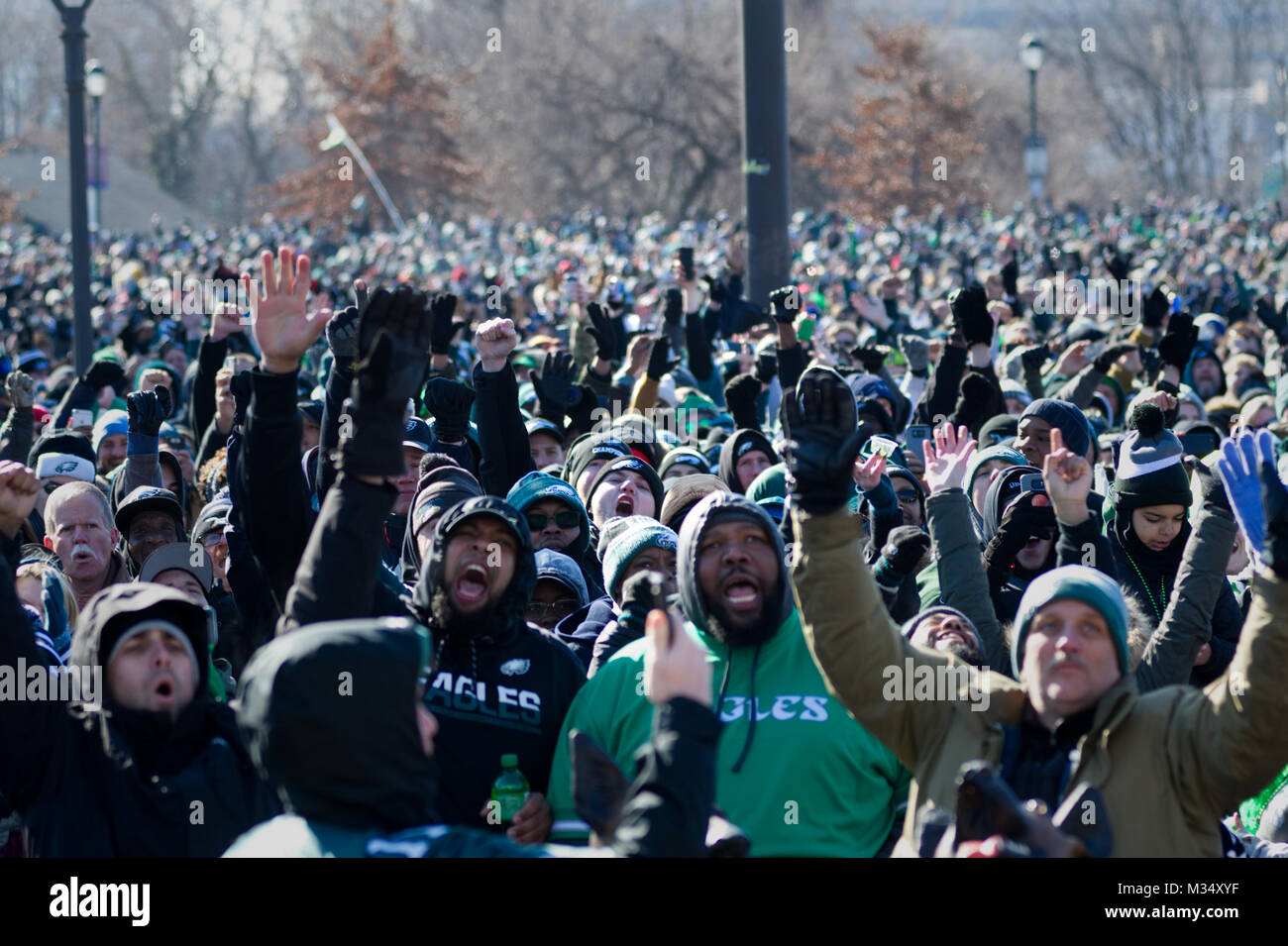 Philadelphia, USA. 8 Feb, 2018. Hunderttausende füllen die Allee in Philadelphia, PA, am 8. Februar 2018, die Philadelphia Eagles gewinnen Der erste Super Bowl für die Stadt zu feiern. Stockfoto