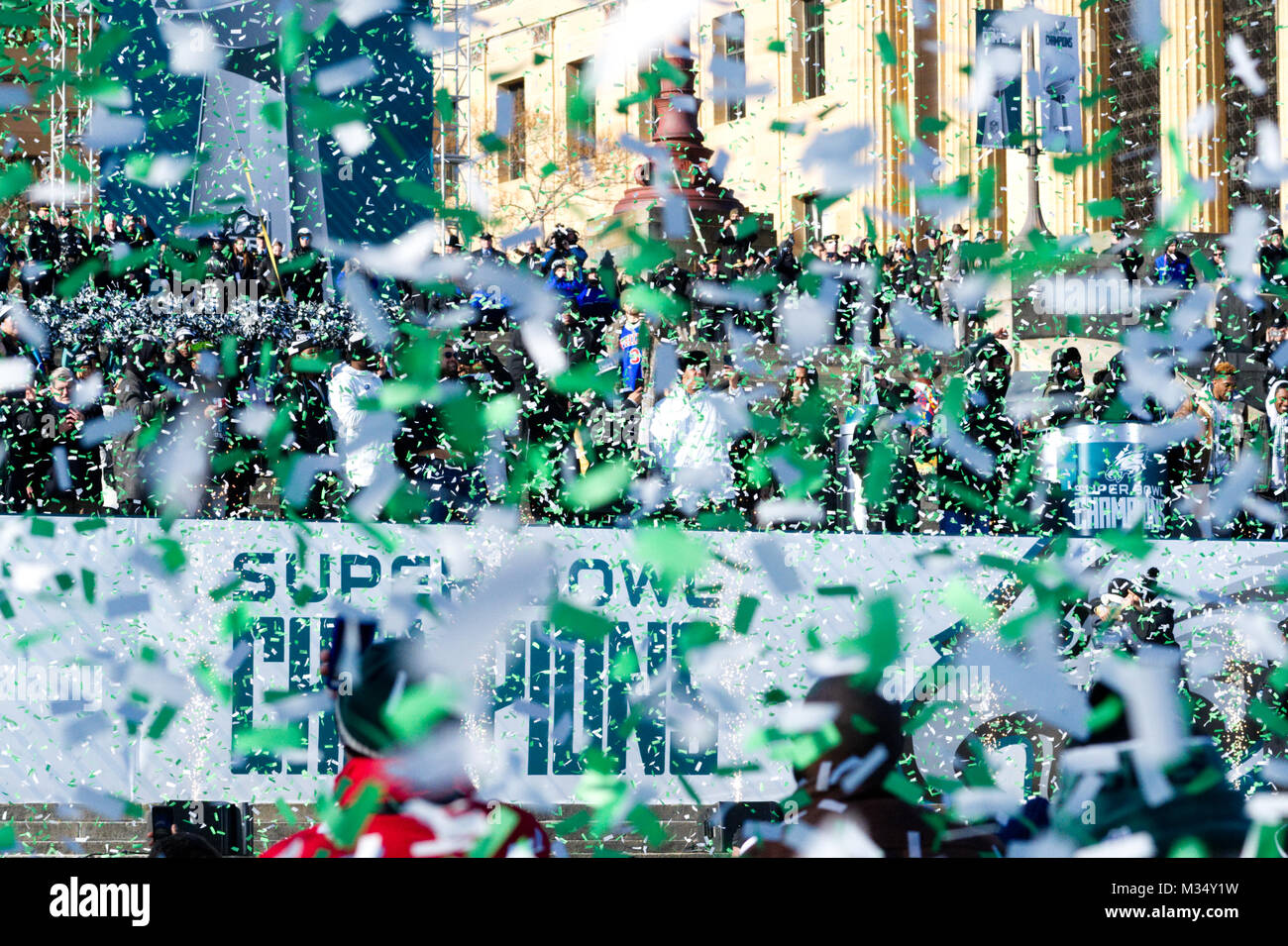 Philadelphia, USA. 8 Feb, 2018. Hunderttausende füllen die Allee in Philadelphia, PA, am 8. Februar 2018, die Philadelphia Eagles gewinnen Der erste Super Bowl für die Stadt zu feiern. Stockfoto
