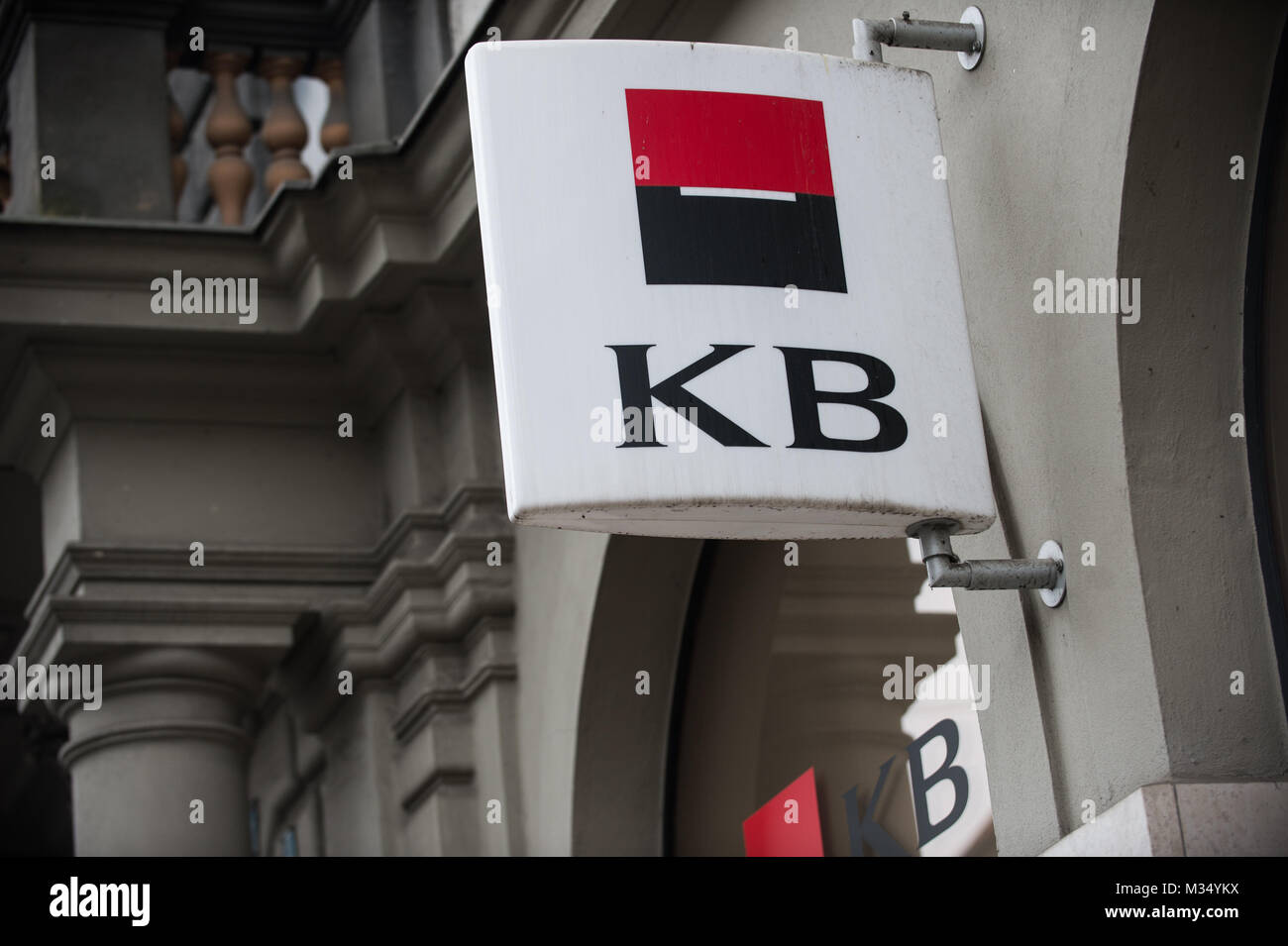 Prag, Tschechische Republik. 9 Feb, 2018. KB Bank Logo ist in Prag gesehen. Prag ist die Hauptstadt der Tschechischen Republik. Es hat eine Bevölkerung von über 1,3 Millionen im Jahr 2017. Credit: Omar Marques/SOPA/ZUMA Draht/Alamy leben Nachrichten Stockfoto