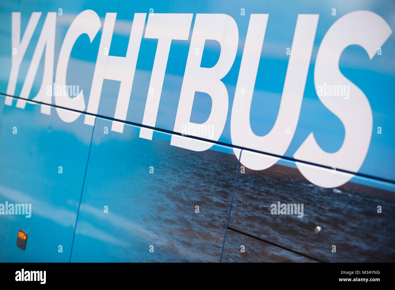 Prag, Tschechische Republik. 9 Feb, 2018. Yachtbus Logo ist in Prag gesehen. Prag ist die Hauptstadt der Tschechischen Republik. Es hat eine Bevölkerung von über 1,3 Millionen im Jahr 2017. Credit: Omar Marques/SOPA/ZUMA Draht/Alamy leben Nachrichten Stockfoto