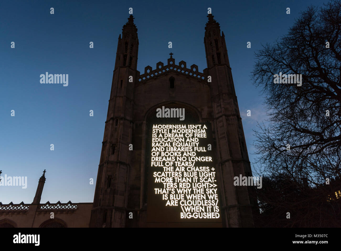 Cambridge, Großbritannien. 9 Feb, 2018. King's College Chapel, Teil der Universität von Cambridge Senat Haus ist durch eine leichte Installation als Teil der e-luminate Cambridge Festival 2018. e-luminate Cambridge ist ein Festival für zeitgenössische Kunst eine Stadt an der Spitze der wissenschaftlichen und technologischen Forschung beleuchtet. Die Veranstaltung zeigt die Vielfalt der Wahrzeichen von Cambridge Gebäude und öffentliche Räume in einem neuen Licht. Licht kreuze Kunst und Wissenschaft, und das Festival ist ein Fest für die unendlichen Möglichkeiten, die diese Kreuzung erstellt. Credit: Julian Eales/Alamy leben Nachrichten Stockfoto