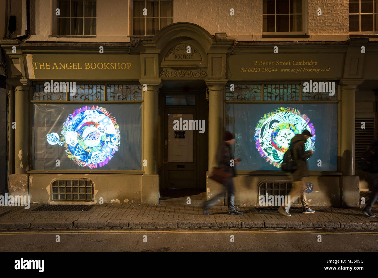 Cambridge, Großbritannien. 9 Feb, 2018. Ein Shop ist durch eine leichte Installation als Teil der e-luminate Cambridge Festival 2018. e-luminate Cambridge ist ein Festival für zeitgenössische Kunst eine Stadt an der Spitze der wissenschaftlichen und technologischen Forschung beleuchtet. Die Veranstaltung zeigt die Vielfalt der Wahrzeichen von Cambridge Gebäude und öffentliche Räume in einem neuen Licht. Licht kreuze Kunst und Wissenschaft, und das Festival ist ein Fest für die unendlichen Möglichkeiten, die diese Kreuzung erstellt. Credit: Julian Eales/Alamy leben Nachrichten Stockfoto