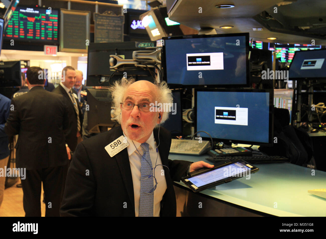 New York, USA. 9 Feb, 2018. Ein Händler auf dem Parkett der New York Stock Exchange in New York, USA, Nov. 9, 2018. Us-Aktien endete am Freitag nach wilden Schaukeln, ein Tag, nachdem sowohl der Dow Jones und der S&P 500 fiel in Korrektur Gebiet. Credit: Wang Naishui/Xinhua/Alamy leben Nachrichten Stockfoto