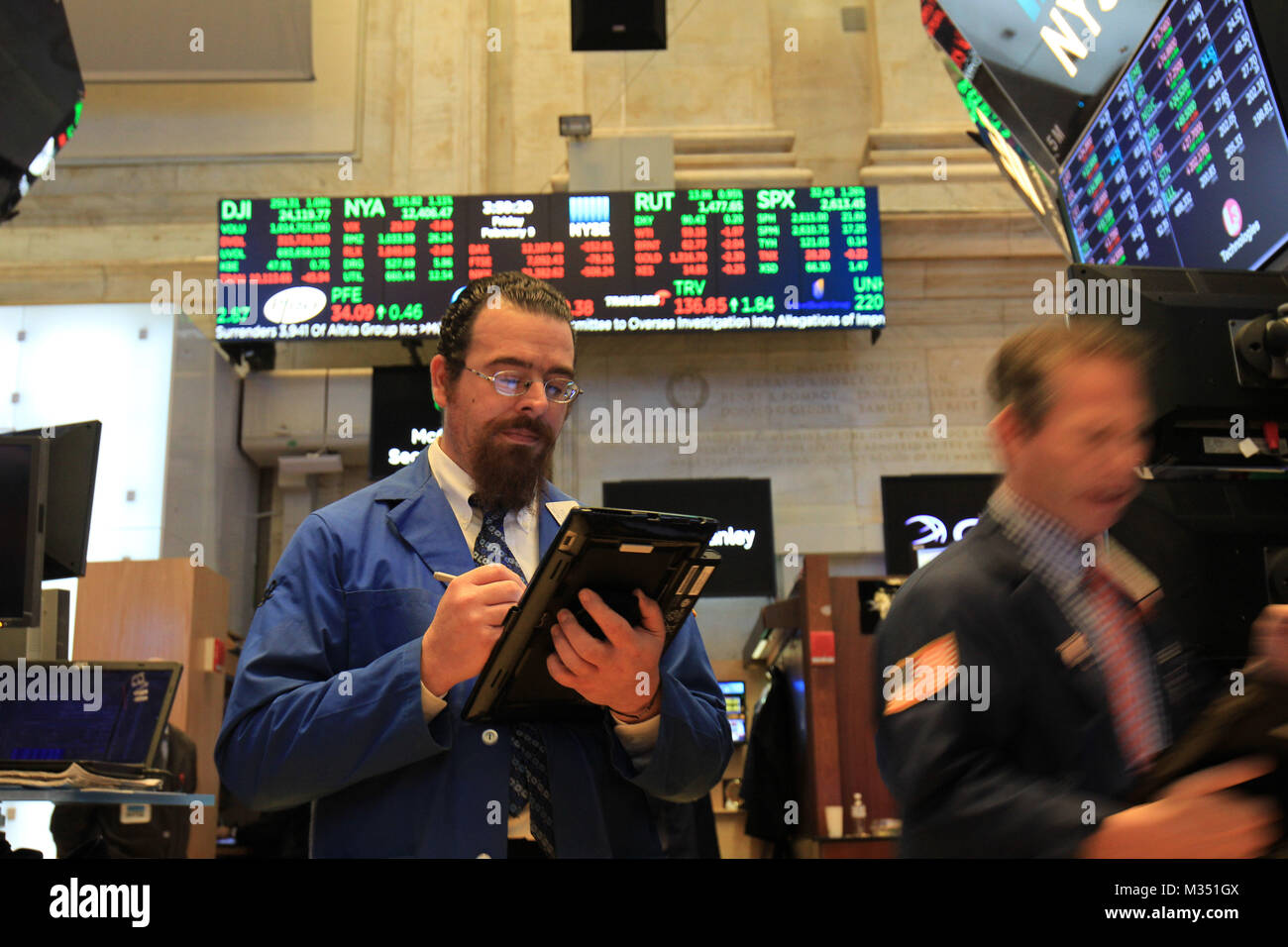 New York, USA. 9 Feb, 2018. Händler arbeiten auf dem Parkett der New York Stock Exchange in New York, USA, Nov. 9, 2018. Us-Aktien endete am Freitag nach wilden Schaukeln, ein Tag, nachdem sowohl der Dow Jones und der S&P 500 fiel in Korrektur Gebiet. Credit: Wang Naishui/Xinhua/Alamy leben Nachrichten Stockfoto