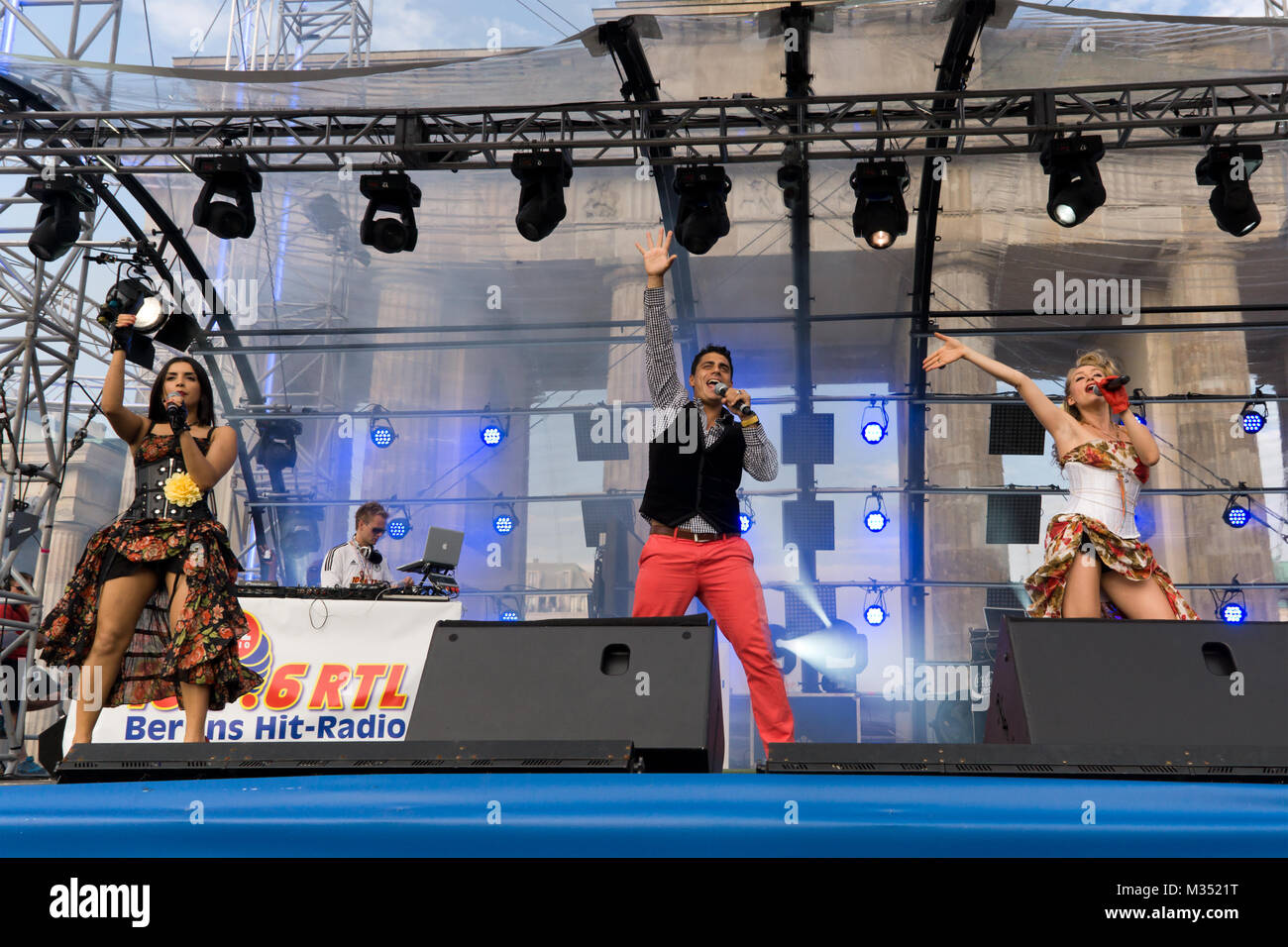 Hot Banditoz, Diba Hakimi, Silva Gonzales und Gabriela Gottschalk (v. l. n. r.), (latino-pop) an der Fanmeile auf der Hauptbühne zur Europameisterschaft 2012 am Brandenburger Tor in Berlin. Stockfoto