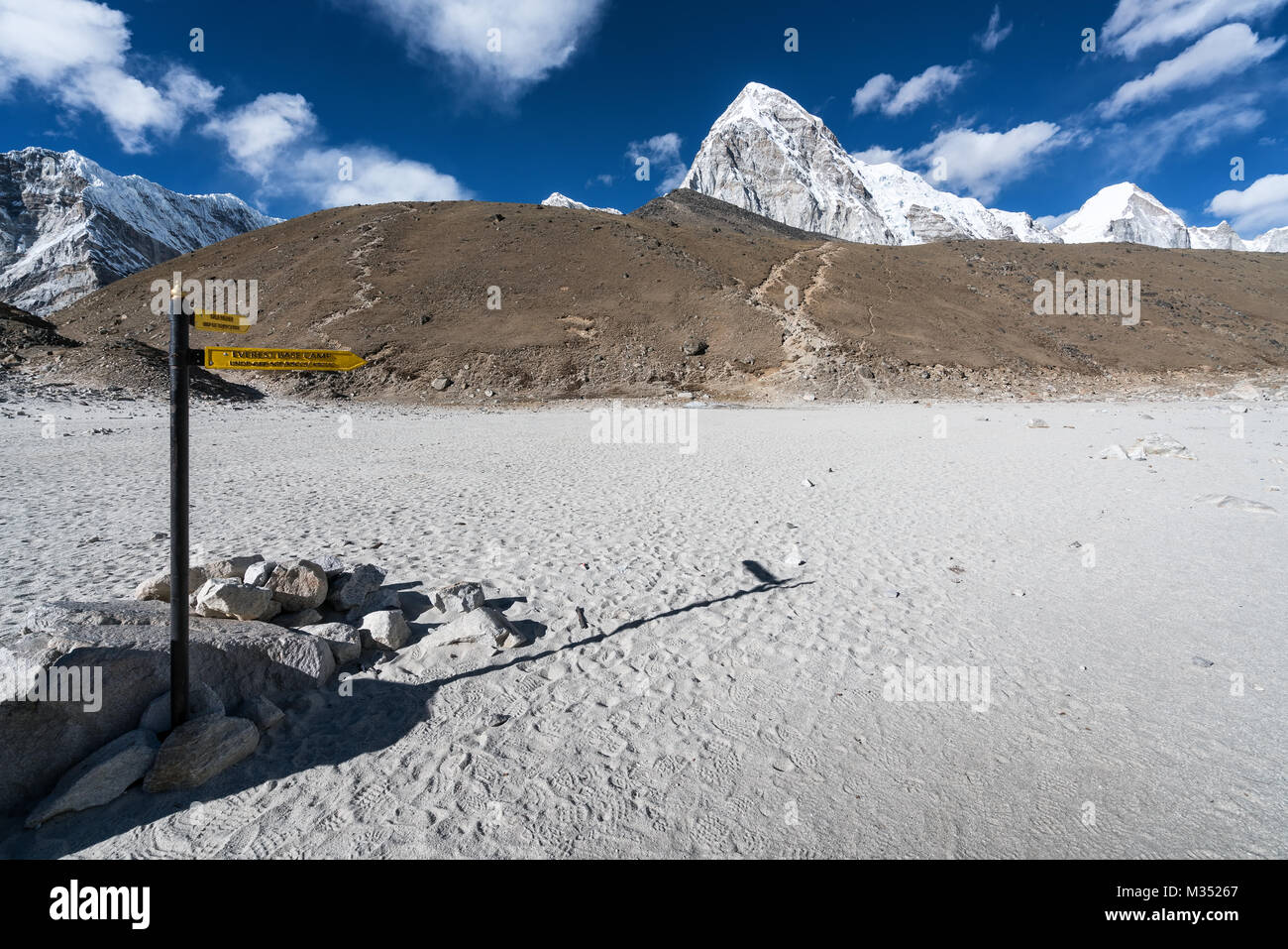 Kala Patthar und Pumori von Gorak Shep, Nepal gesehen Stockfoto