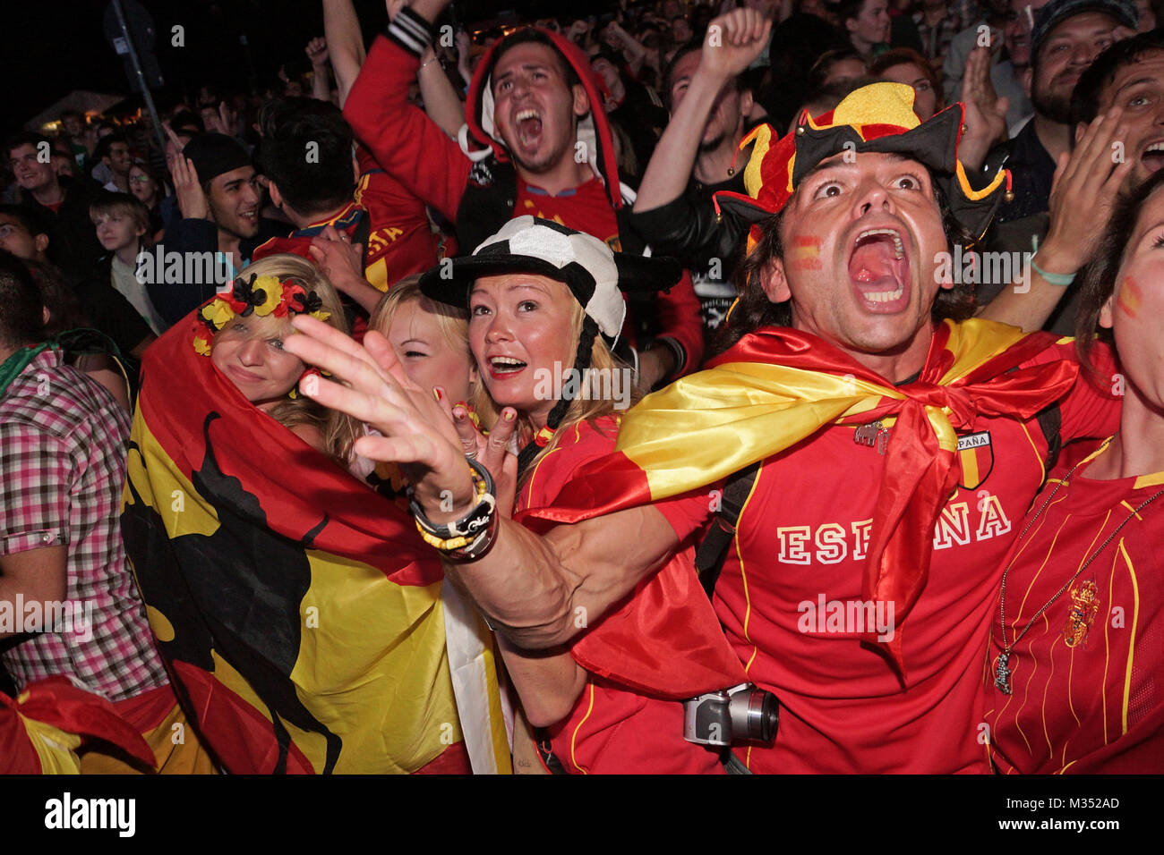 Laut jubelnde Fußballfans beim Sieg von Spanien gegen Italien an der Fanmeile zur Europameisterschaft 2012 am Brandenburger Tor in Berlin. Stockfoto