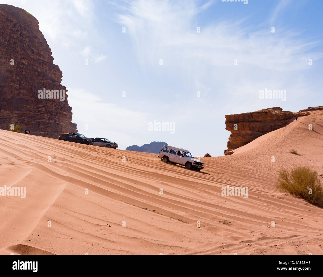 Vier Wheeling in der orange Sand der Wüste Wadi Rum in Jordanien. Stockfoto