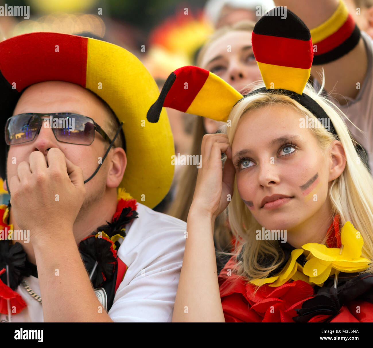 Fussballfans zittern mit der deutschen Fussballmanschat auf der Fanmeile zur Europameisterschaft 2012 Deutschland gegen Spanien am Brandenburger Tor in Berlin. Stockfoto