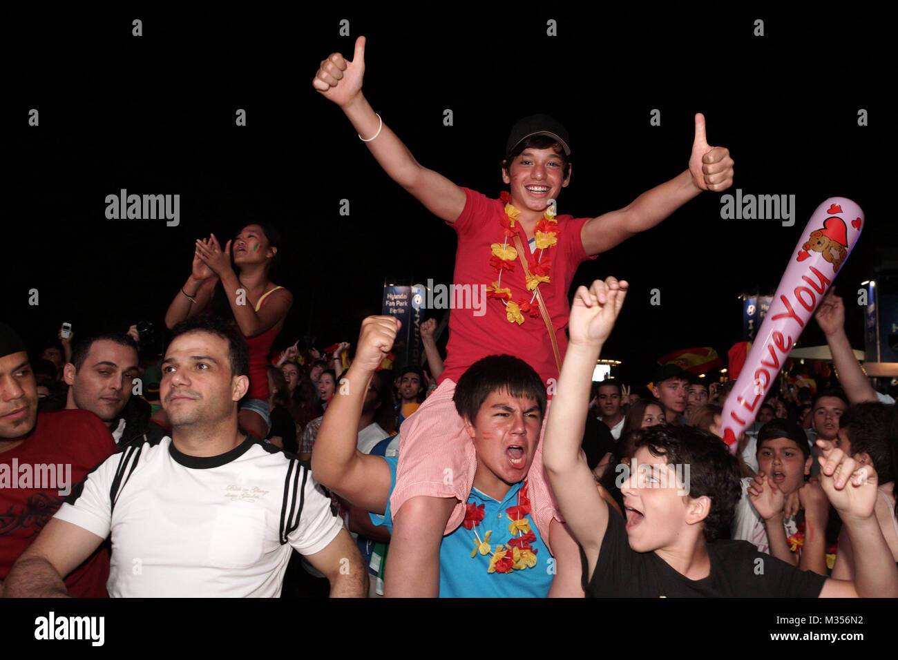 Laut jubelnde Fußballfans beim Sieg von Spanien gegen Italien an der Fanmeile zur Europameisterschaft 2012 am Brandenburger Tor in Berlin. Stockfoto