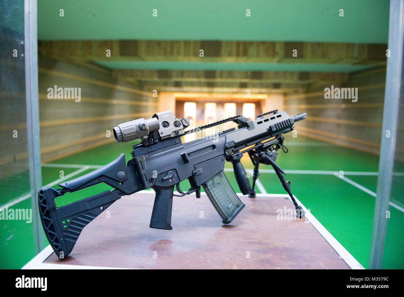 Eine Heckler und Koch G36 K A4 Gewehr mit holographischen Augen steht in der schießplatz auf chièvres Air Base, Belgien, Jan. 24, 2018. (U.S. Armee Foto von visuellen Informationen Spezialist Pierre-Etienne Courtejoie) Stockfoto