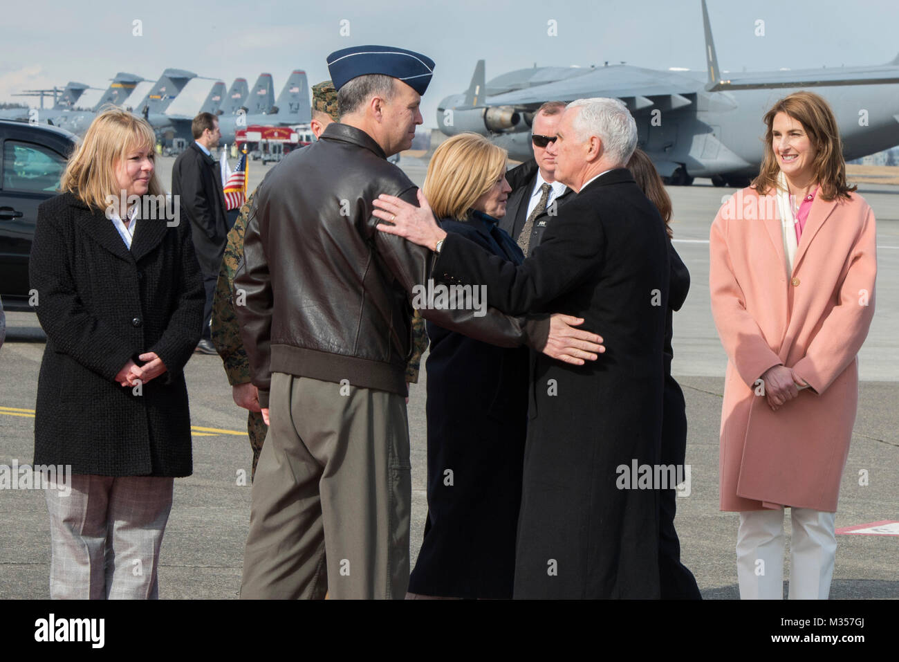 Generalleutnant Jerry S. Martinez, Kommandeur der United States Forces Japan, nimmt Abschied von Vizepräsident Michael Pence vor der Peterspfennig Abfahrt von Yokota Air Base, Japan, 8. Februar, 2018. Während in Japan, Pence besuchten japanische Beamte einschließlich Premierminister Shinzo Abe, traf sich mit Truppen, und adressiert Yokota Air Base service Mitglieder vor der überschrift nach Südkorea für die Pyeongchang 2018 Winter Olympics. (U.S. Air Force Foto von Airman 1st Class Matthew Gilmore) Stockfoto