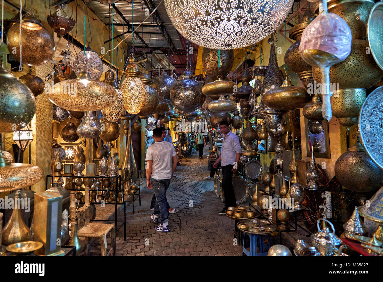 Metall Arbeiten an Berber Markt in Marrakesch, Marokko, Afrika Stockfoto