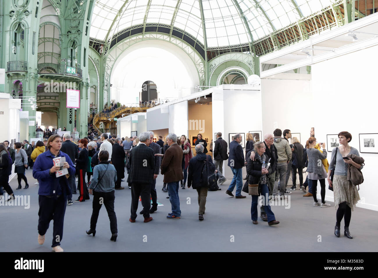 PARIS - 10. NOVEMBER: Menschen und Kunstsammler während Paris Photo Art Fair im Grand Palais am 10. November 2017 in Paris, Frankreich. Stockfoto