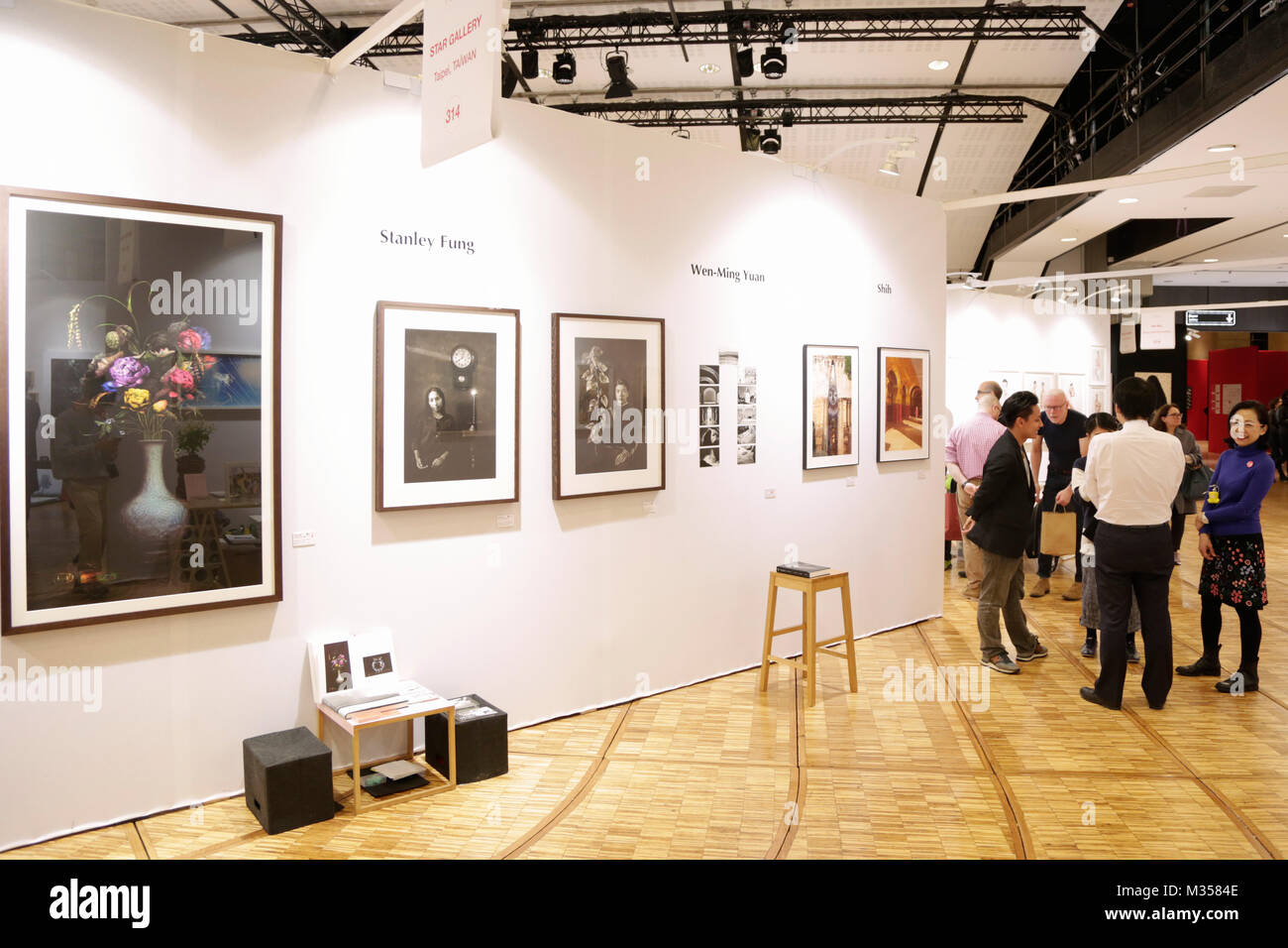 PARIS - 11. NOVEMBER: Fotofever art fair mit Menschen, Besucher und Sammler im Carrousel du Louvre am 11. November 2017 in Paris, Frankreich. Stockfoto