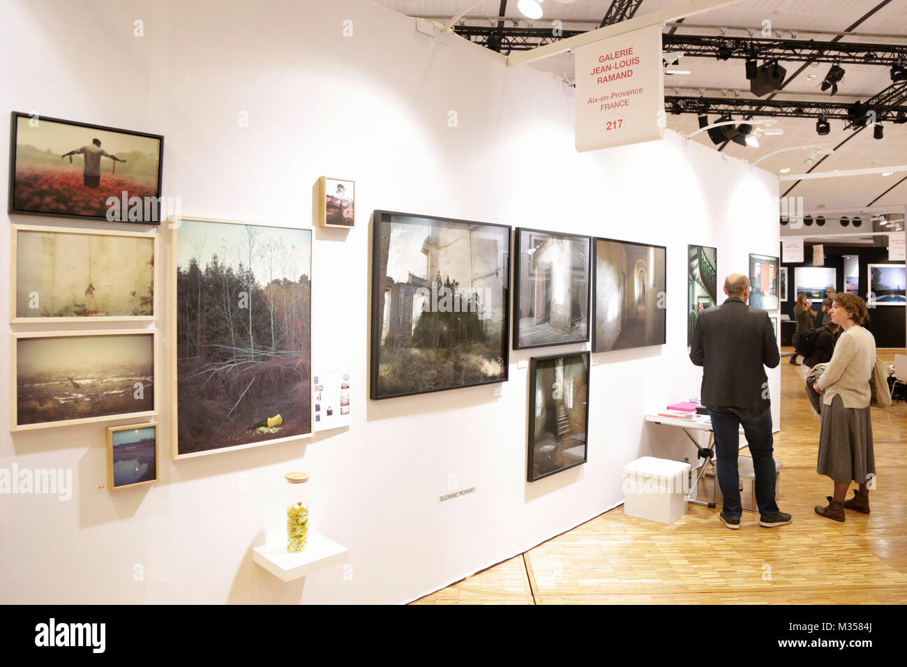 PARIS - 11. NOVEMBER: Fotofever art fair mit Menschen, Besucher und Sammler im Carrousel du Louvre am 11. November 2017 in Paris, Frankreich. Stockfoto