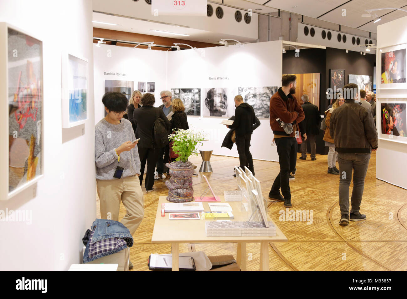 PARIS - 11. NOVEMBER: Fotofever art fair mit Menschen, Besucher und Sammler im Carrousel du Louvre am 11. November 2017 in Paris, Frankreich. Stockfoto