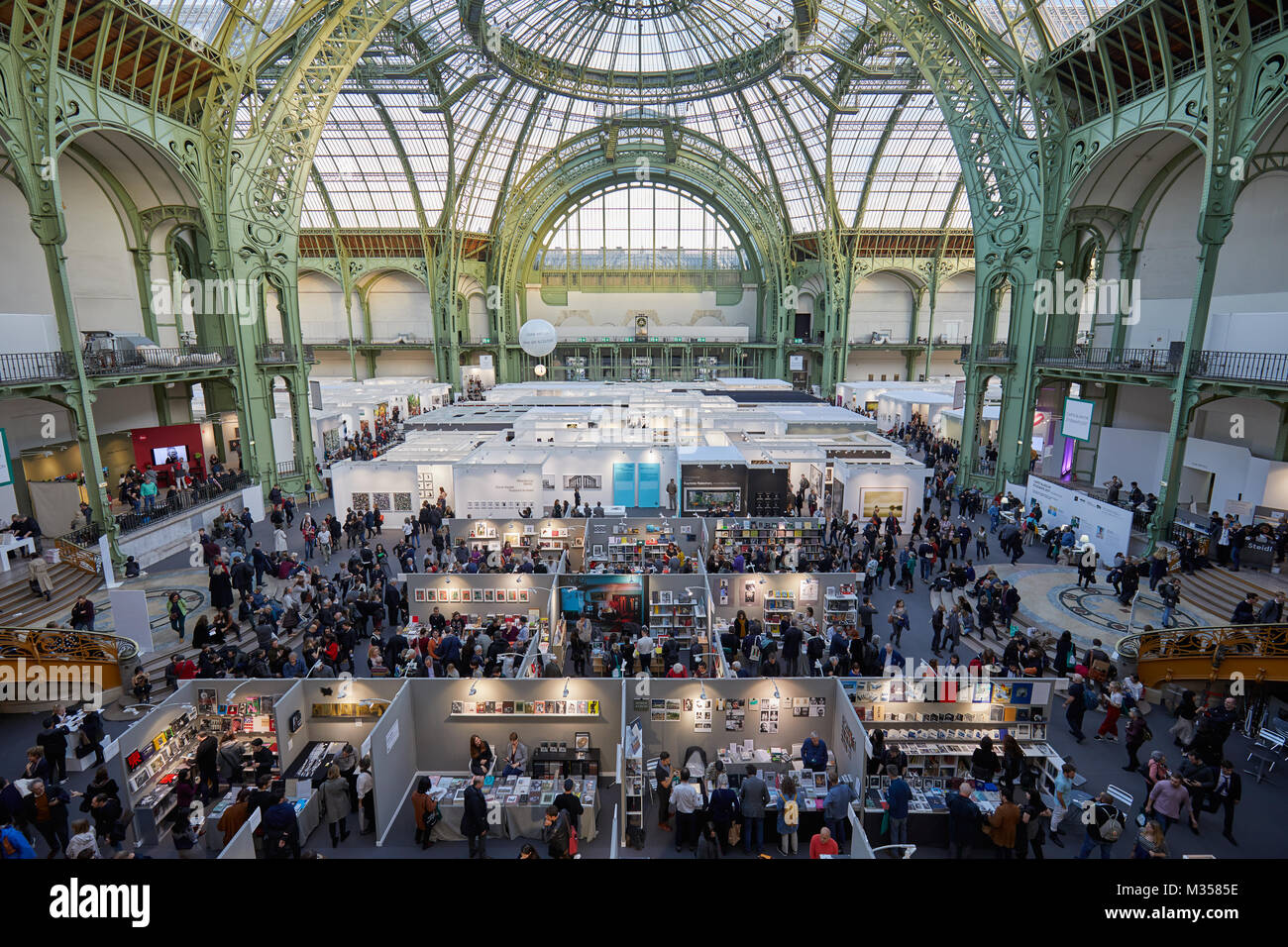 PARIS - 10. NOVEMBER: Paris Photo Art Fair zentrale High Angle View mit Menschen im Grand Palais am 10. November 2017 in Paris, Frankreich. Stockfoto