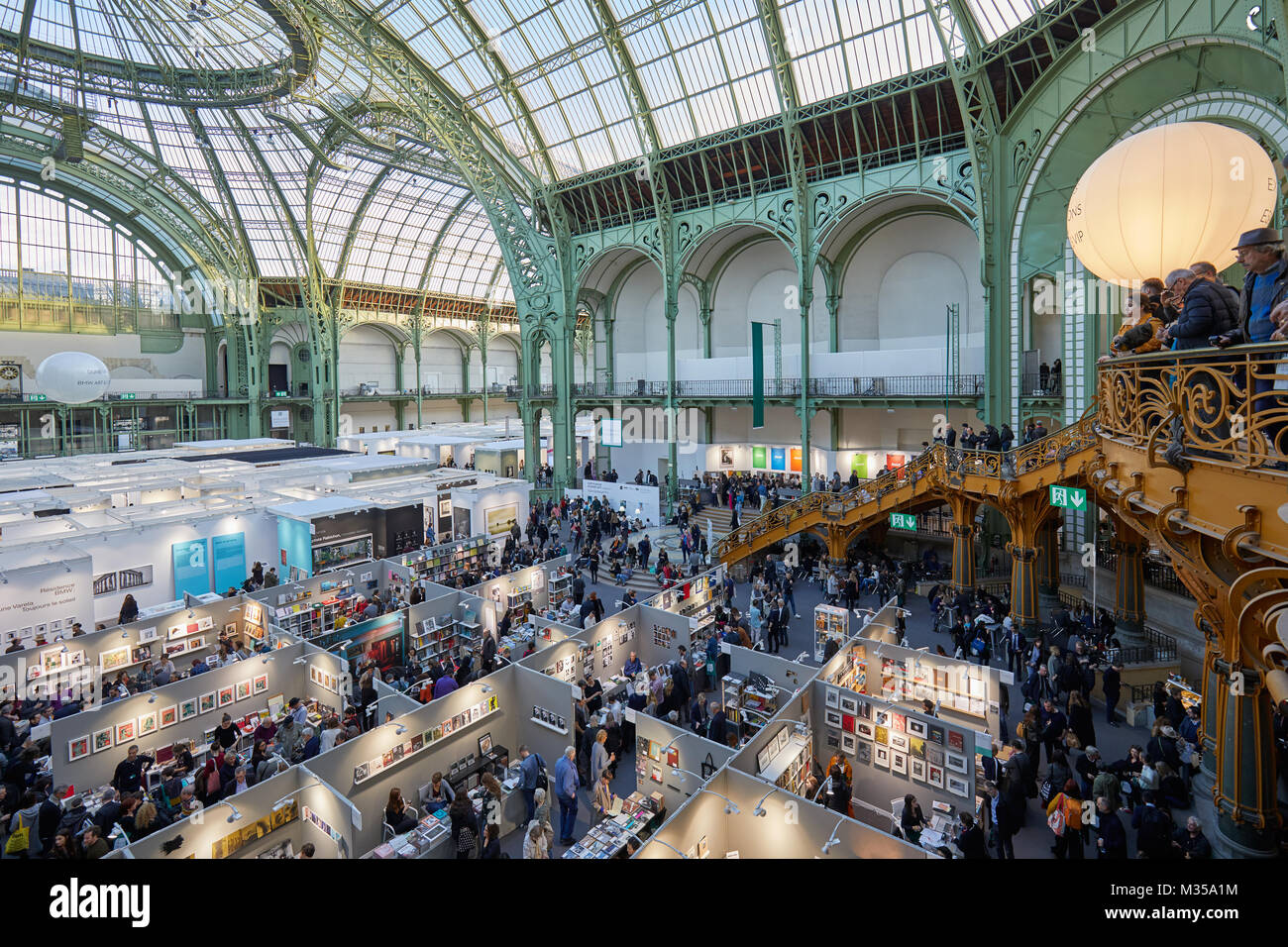 PARIS - 10. NOVEMBER: Paris Photo art fair Hohe Betrachtungswinkel mit Leute, die schauen von der Terrasse des Grand Palais am 10. November 2017 in Paris, Frankreich. Stockfoto