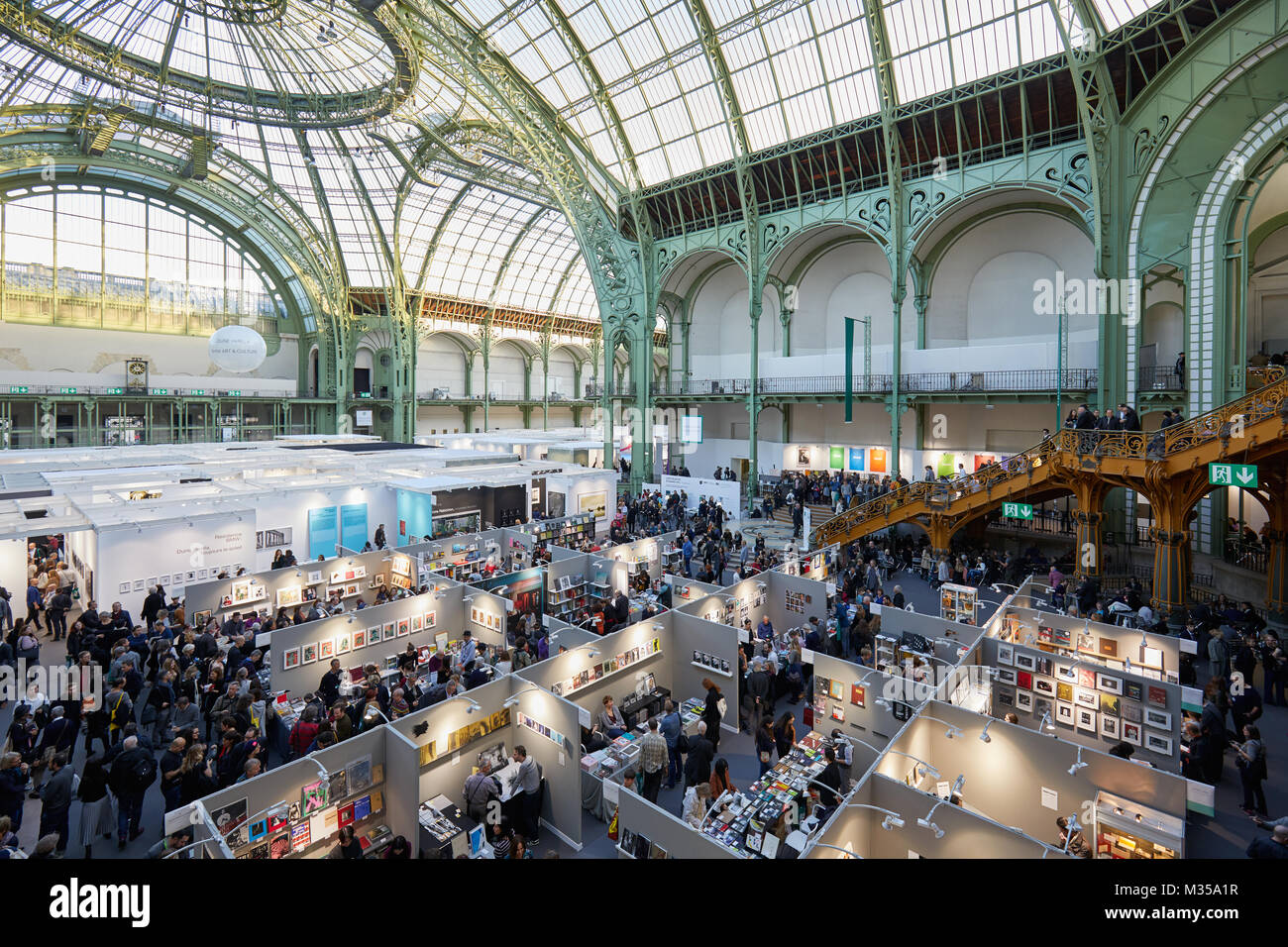 PARIS - 10. NOVEMBER: Paris Photo art fair Hohe Betrachtungswinkel mit Menschen im Grand Palais am 10. November 2017 in Paris, Frankreich. Stockfoto
