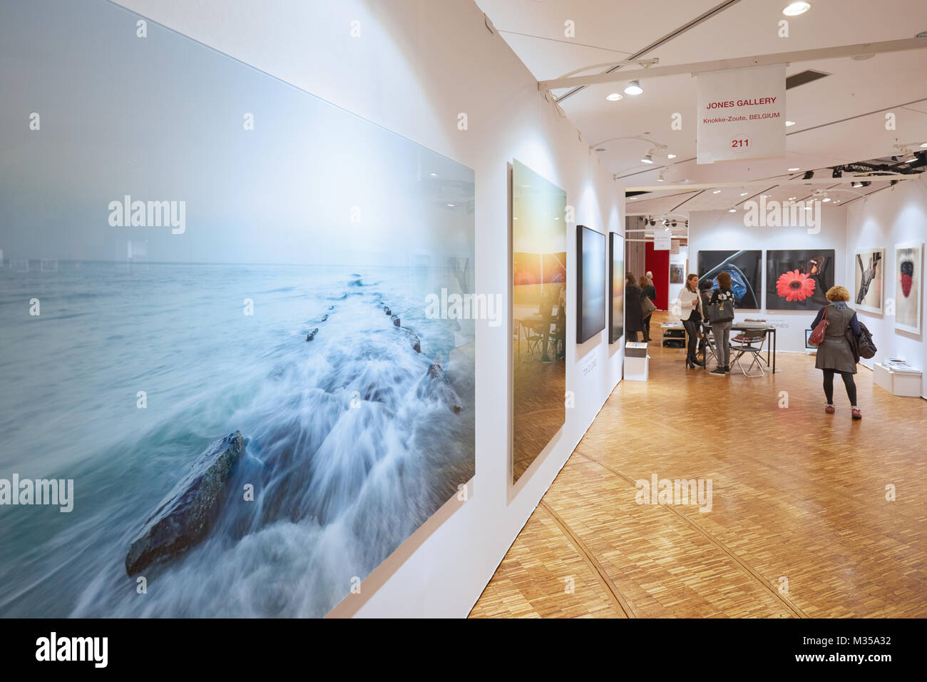 PARIS - 11. NOVEMBER: Fotofever art fair mit Menschen, Besucher und Sammler im Carrousel du Louvre am 11. November 2017 in Paris, Frankreich. Stockfoto