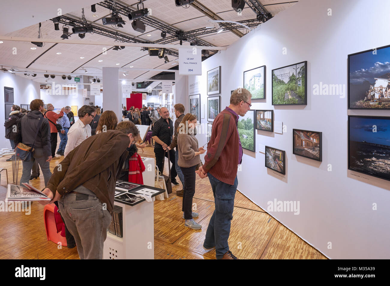 PARIS - 11. NOVEMBER: Fotofever art fair mit Menschen, Besucher und Sammler im Carrousel du Louvre am 11. November 2017 in Paris, Frankreich. Stockfoto