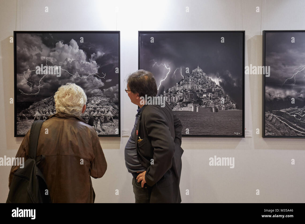 PARIS - 11. NOVEMBER: Zwei Männer in Schwarz-weiß Bilder mit Blitz bei Fotofever art fair, Besucher und Sammler im Carrousel du Stockfoto