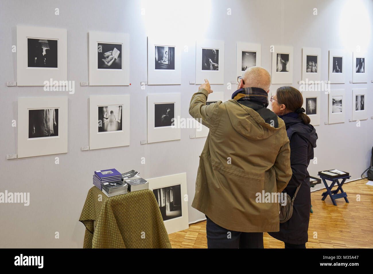 PARIS - 11. NOVEMBER: Mann und Frau in Schwarz-weiß Bilder während der Fotofever art fair, Besucher und Sammler im Carrousel du Louvre o Stockfoto