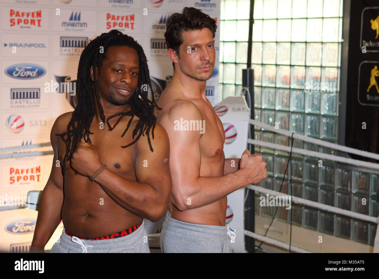 Mola Den Schweiss Beat Adebisi Sebastian Gentleman Deyle Das Grosse Sat1 Promiboxen Wiegen Sportgarde Box Club Dusseldorf 06 03 2013 Stockfotografie Alamy