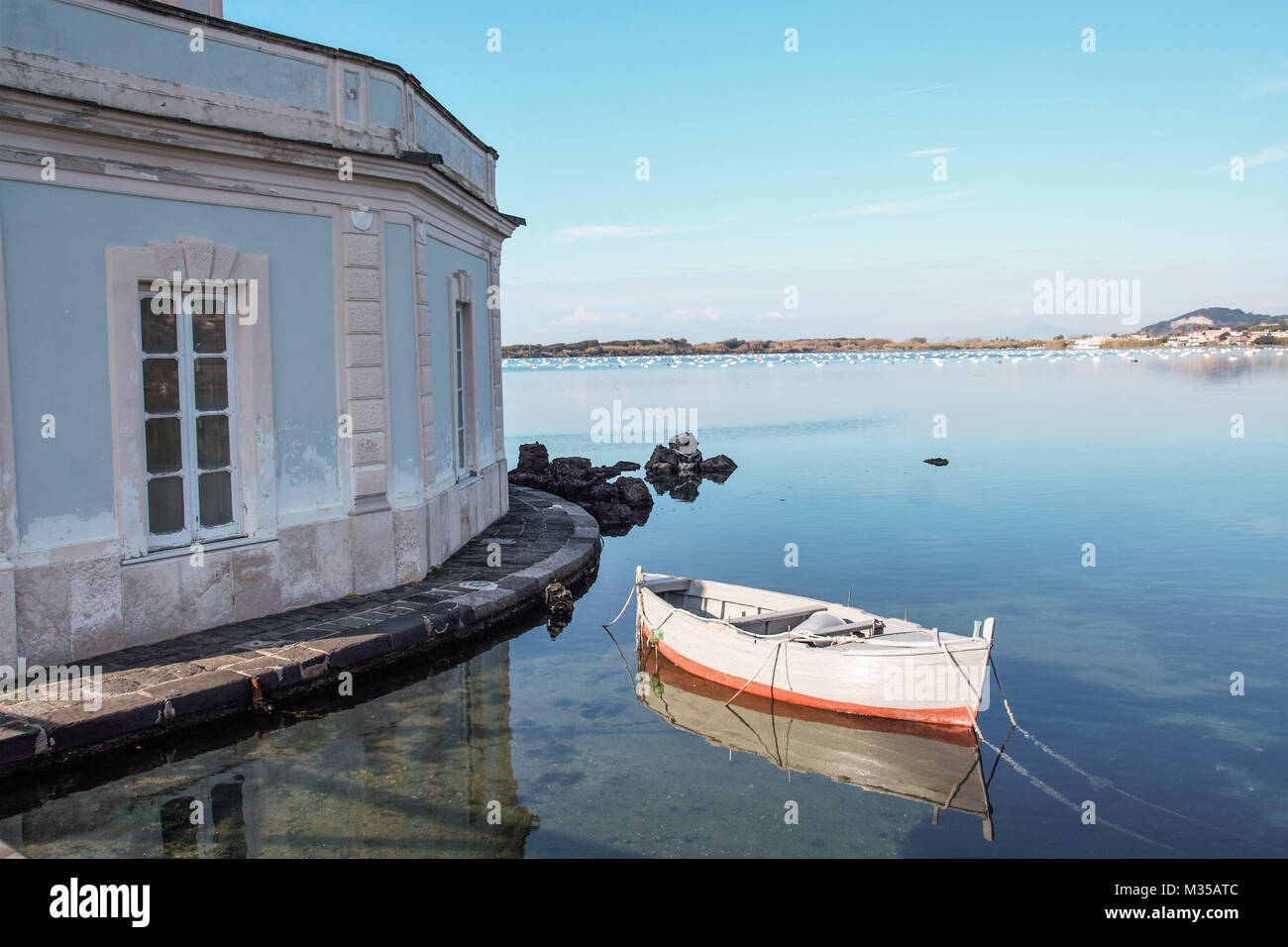 Die elegante Casina Vanvitelliana am Lago Fusaro, Pozzuoli, Neapel, Italien Stockfoto