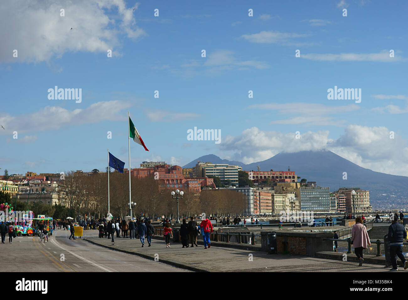 Italienischer Flagge und die europäische Flagge in der Via Caracciolo, Neapel, Italien Stockfoto