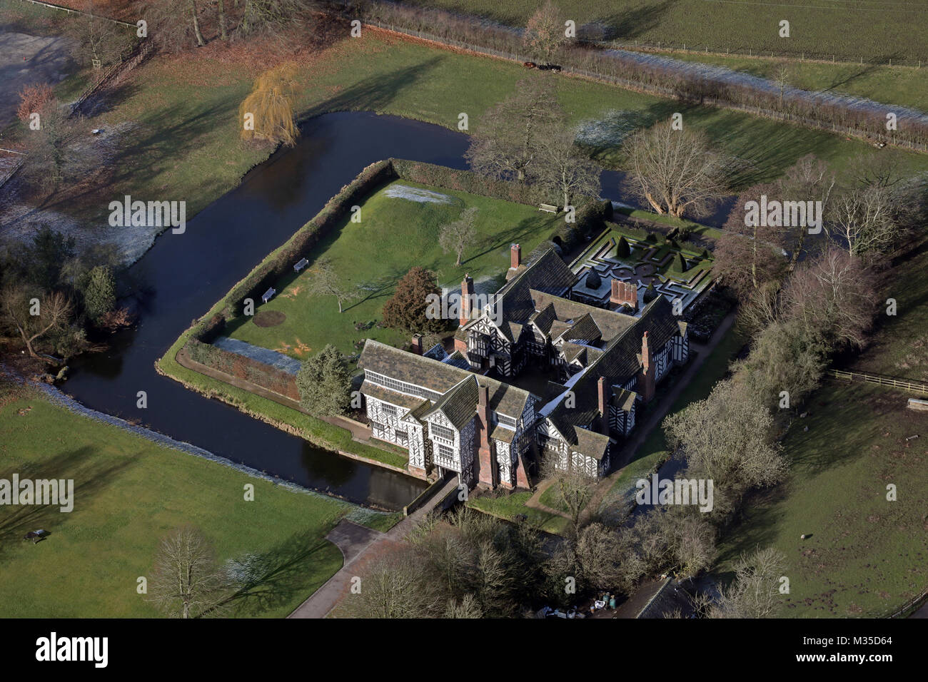 Luftaufnahme von Little Moreton Hall aus über 1500', Cheshire, Großbritannien Stockfoto