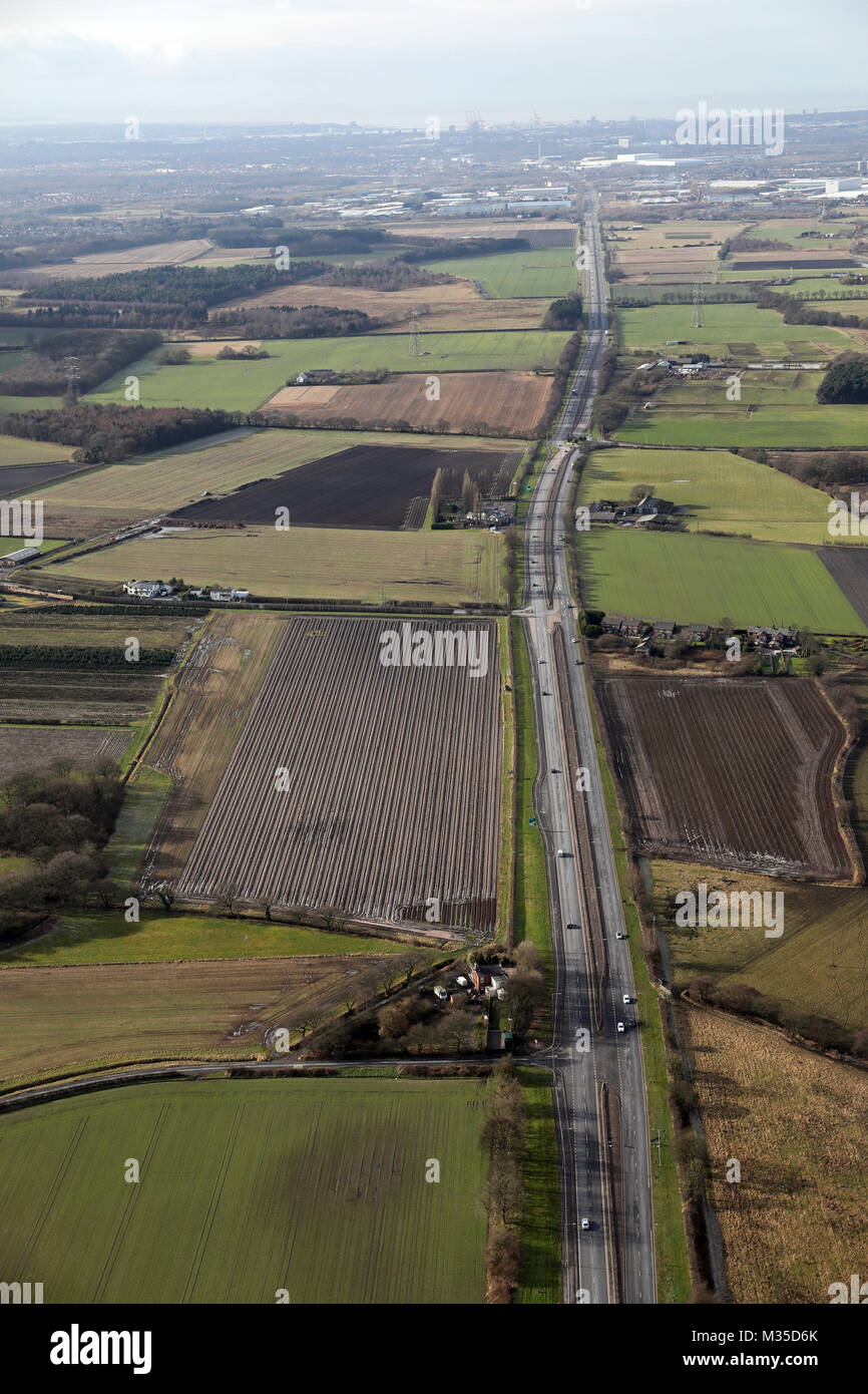 Luftaufnahme der East Lancs Road in Richtung Liverpool, Großbritannien Stockfoto