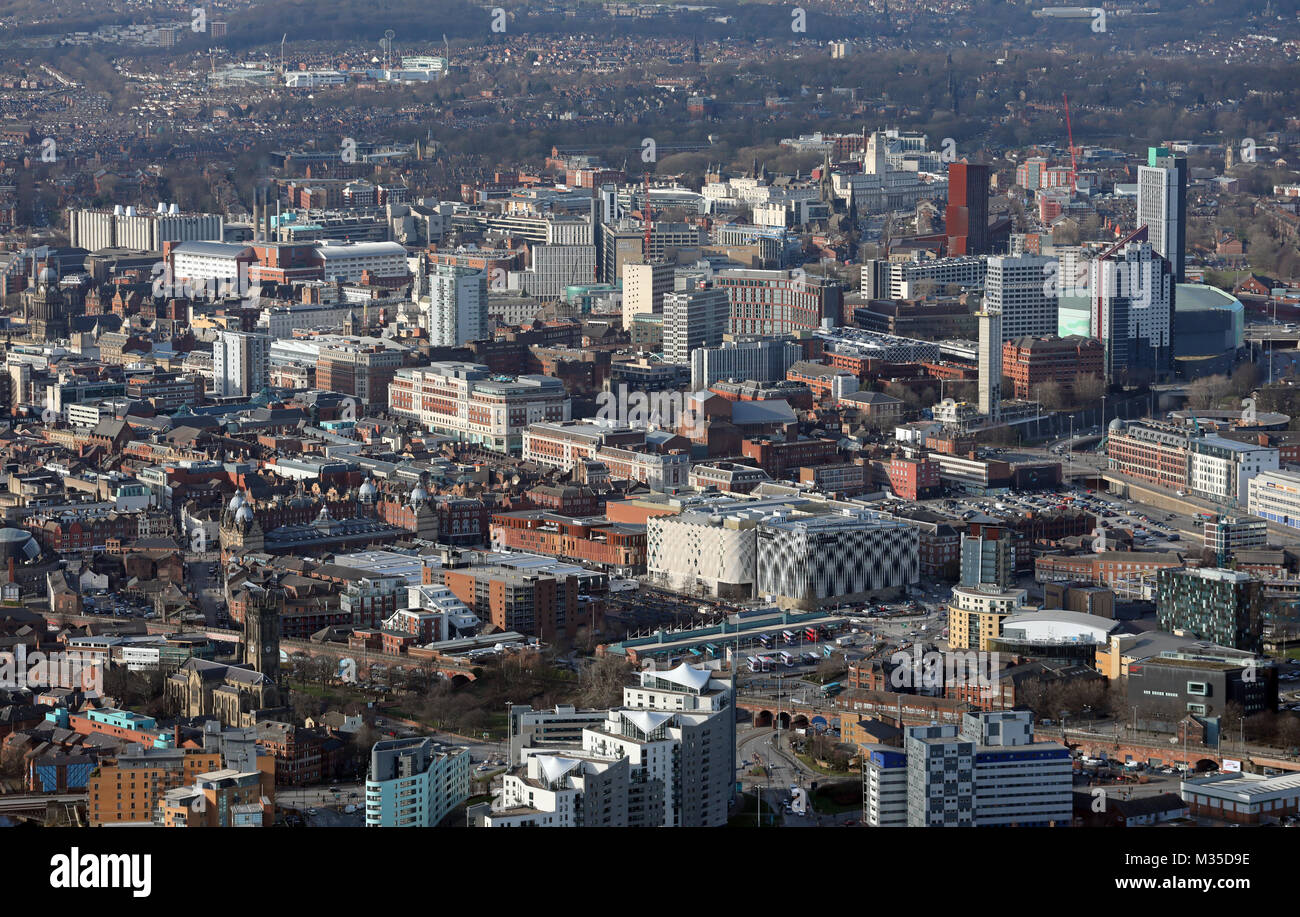 Luftaufnahme von Leeds City Centre & Headingley im Hintergrund, West Yorkshire, UK Stockfoto