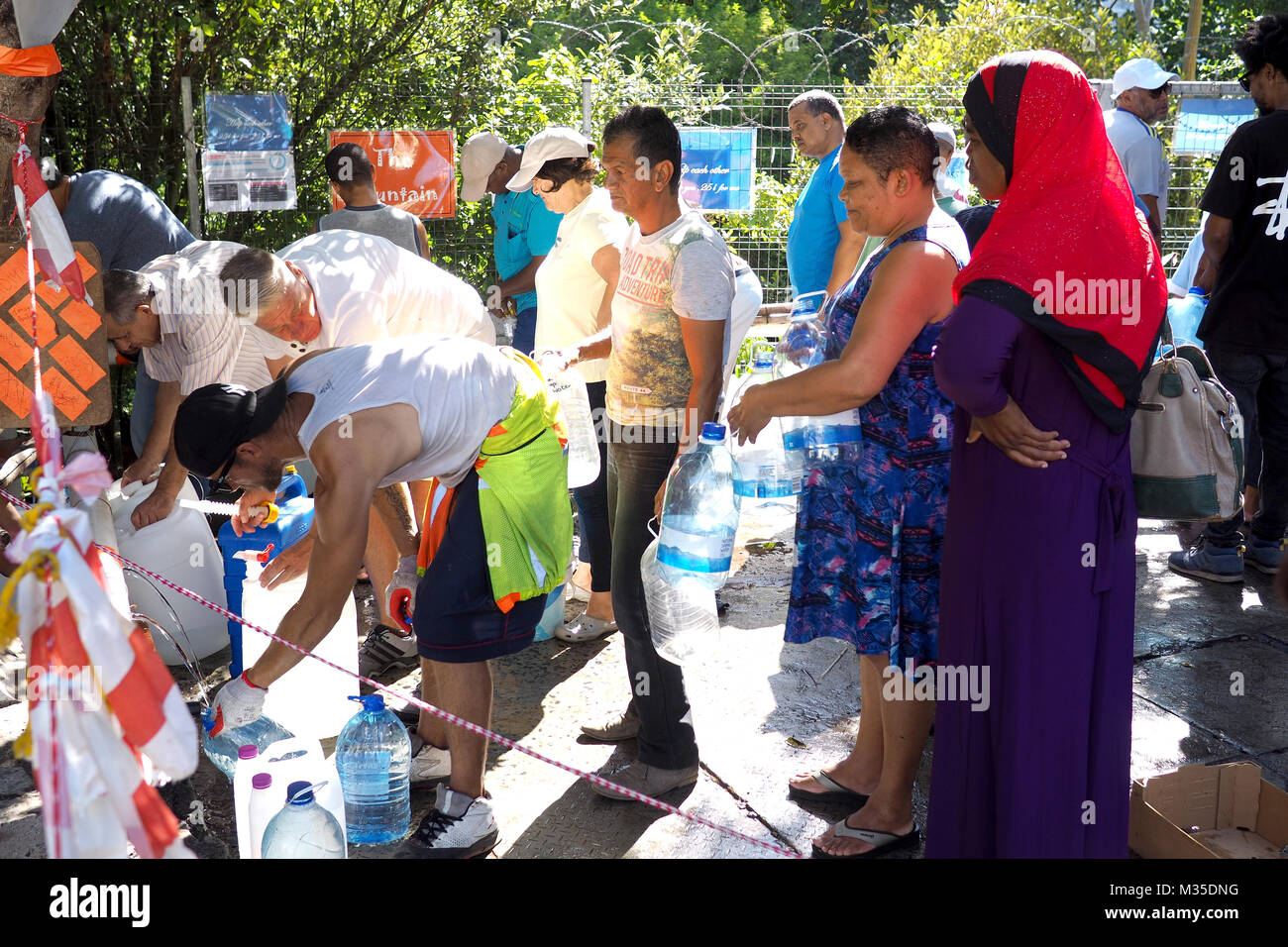 Januar, 2018 - Kapstadt, Südafrika: capetonians Warteschlange für Wasser bei natürlichen Quellen rund um die Stadt als das Wasser Krise schlägt nach Hause. Stockfoto