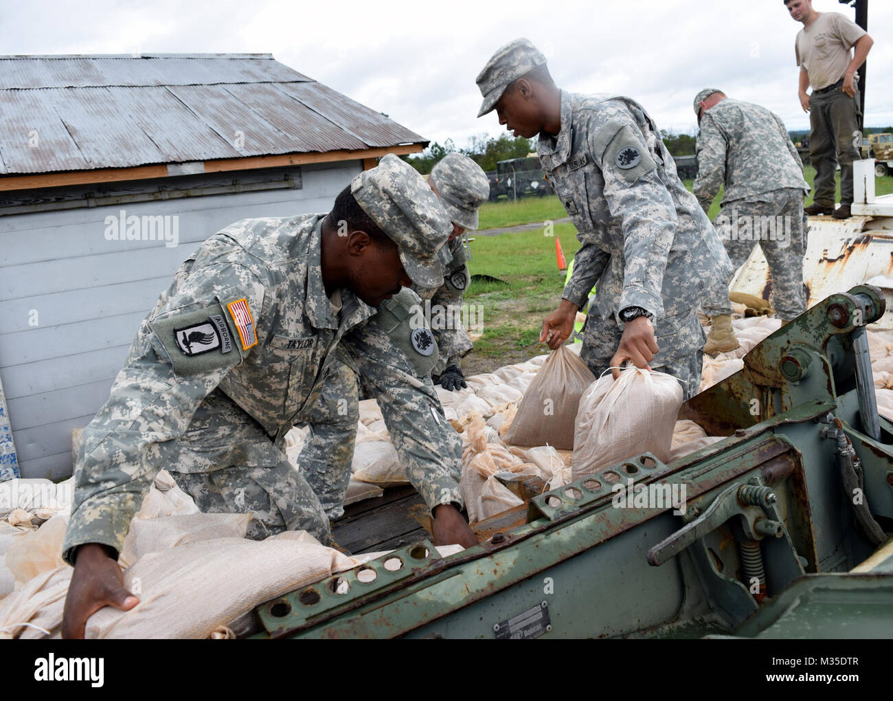 HEPHZIBAH, Ga. 4. Oktober 2015 - Ingenieure aus der Army National Guard Georgia Swainsboro-basierte 810 . Ingenieur Unternehmen last Sandsäcke mit der Unterstützung der Georgia State Defense Force Freiwillige. Die Gardisten füllen 8.000 Sandsäcke im Hurrikan Joaquin. Georgien National Guard Foto von Kapitän William Carraway/freigegeben Laden Sandsäcke durch Georgia National Guard Stockfoto