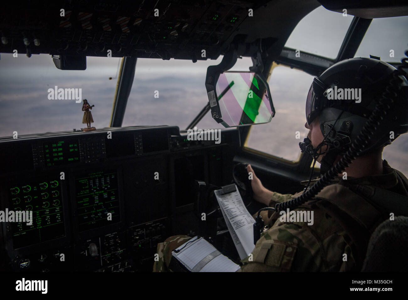 Ein US Air Force C-130J Hercules Super Pilot mit der Expeditionary 774th Airlift Squadron fliegt eine Mission über Afghanistan Passagiere und Lieferungen an verschiedenen Basen zu transportieren, Feb 6, 2018. Die C-130J in der Lage ist, die von rauen, Schmutz Streifen und ist das wichtigste Verkehrsmittel für airdropping Truppen und Ausrüstung in feindlichen Gebieten. (U.S. Air Force Foto von SSgt Douglas Ellis) Stockfoto