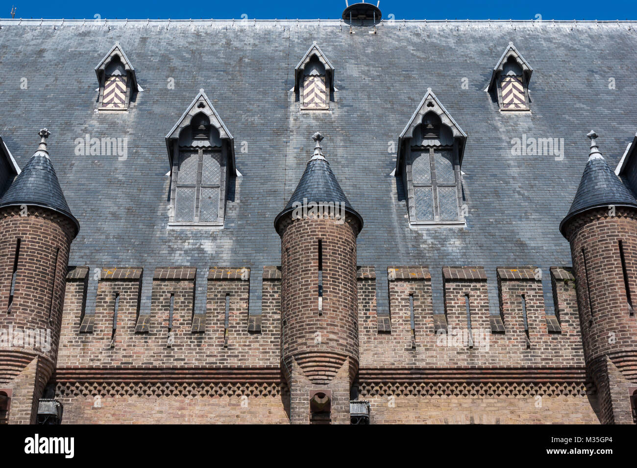 Blick auf Ridderzaal der Seitenwand und Dach, mit Türmchen und Gauben. Binnenhof (Innenhof), Den Haag (Den Haag), Niederlande Stockfoto