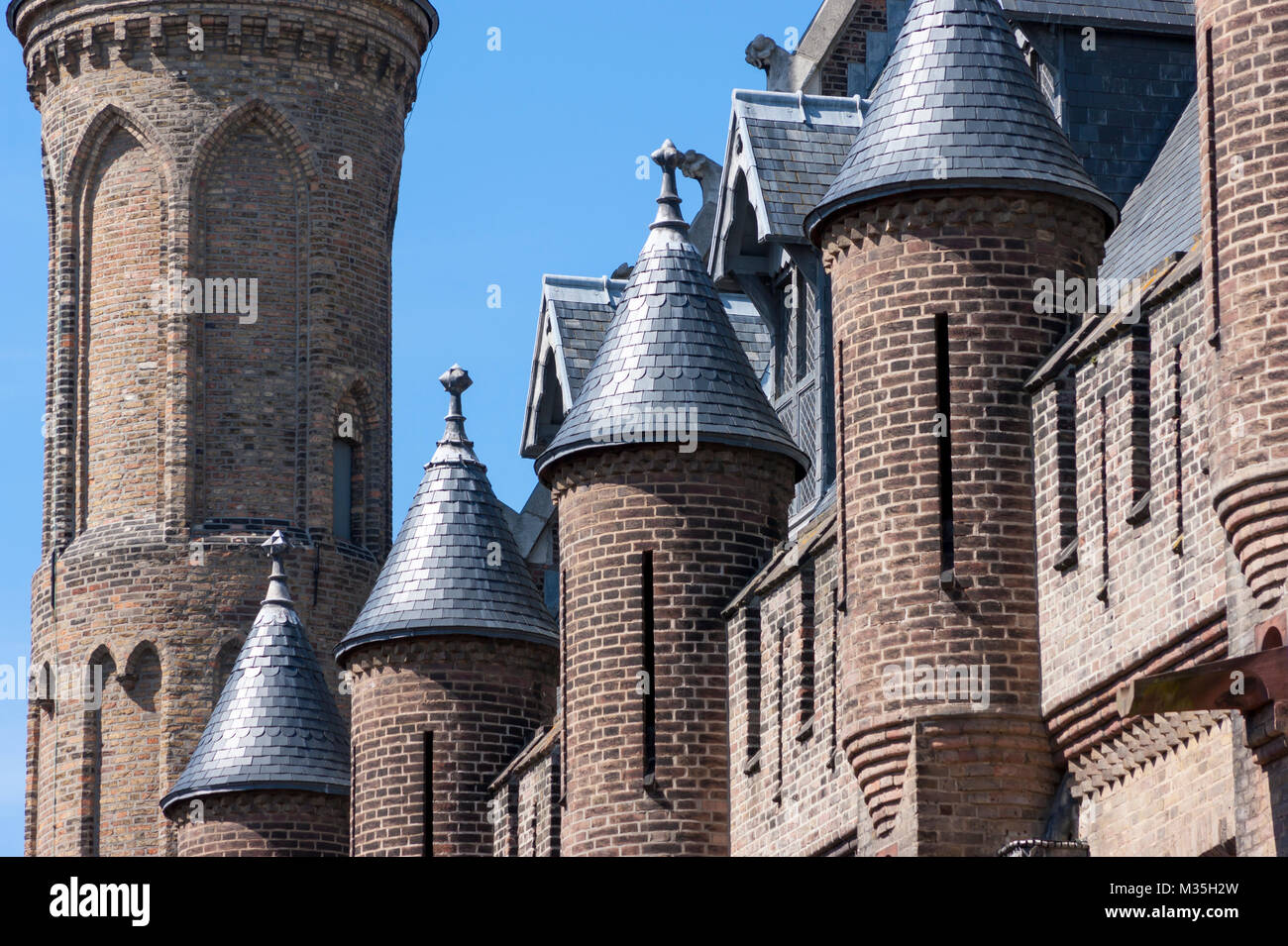 Ridderzaal der Seitenwand, angereichert mit Türmchen. Binnenhof (Innenhof), Den Haag (Den Haag), Niederlande Stockfoto