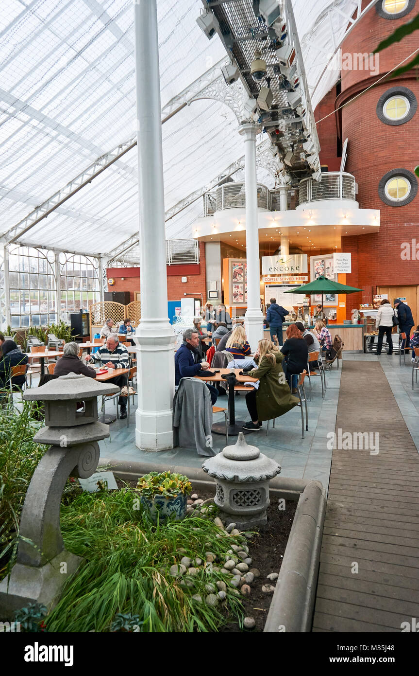 Kunden genießen Sie ein Mittagessen in einem lokalen Café in People's Palace in Glasgow, UK Stockfoto