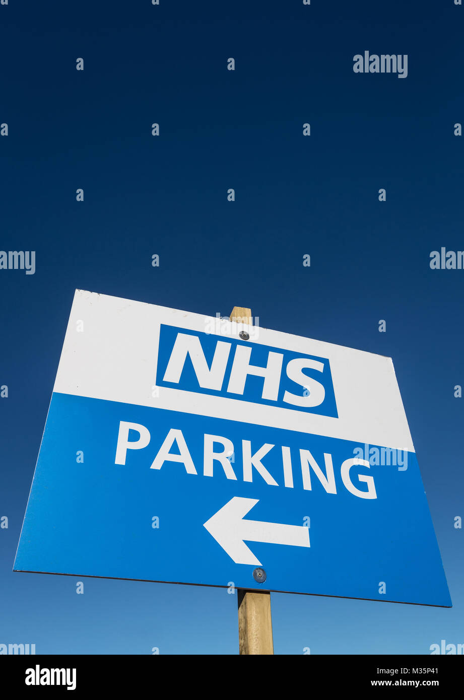 NHS Parkplatz Schild Stockfoto