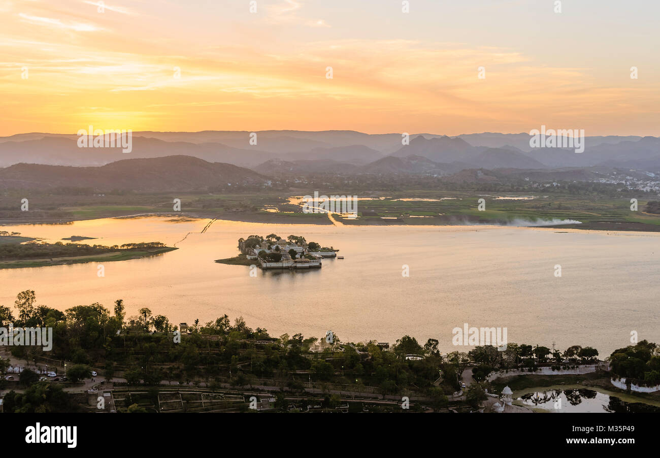 Erhöhten Blick auf Lake Pichola und Aravalli Hills auf einer glühenden Sonnenuntergang Abend in Udaipur, Rajasthan, Indien. Stockfoto