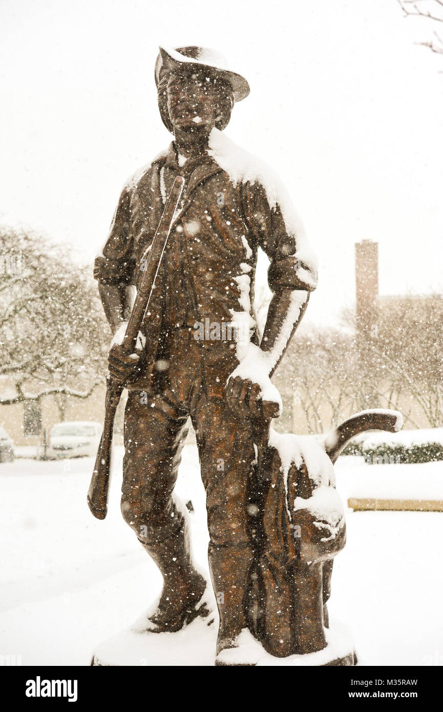 Eine verschneite Minuteman Statue guard außerhalb Ohio National Guard Joint Force Headquarters Jan. 12, 2016, an der Generalmajor Robert S. Beightler Waffenkammer in Columbus, Ohio. Die meisten von Ohio war ungewöhnlich warmen Wetter bis Mitte Januar, die niedrigen Temperaturen und die erste bedeutende Schneefälle im Winter brachte erlebt. (Ohio National Guard Foto von Bill Pierce) Ohio National Guard Minuteman wacht im Winter squall durch Ohio National Guard Stockfoto