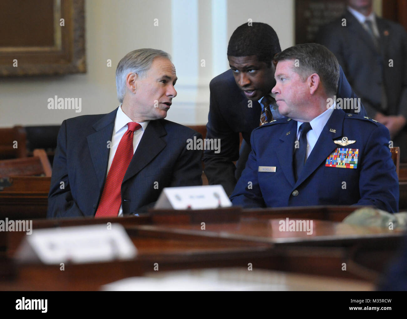 Förderung Zeremonie zu Ehren Air Force Brig. Gen. Dawn M. Ferrell, Texas' stellvertretender Adjutant General für die Luft, die an der Texas State Capitol, in Austin, Texas, Jan. 15, 2016. Die Zeremonie inklusive Texas reg. Greg Abbott und der Luftwaffe Generalmajor John F. Nichols, der Adjutant General von Texas. Abbott ernannt Ferrell stellvertretender Adjutant General werden, und sie ist die erste weibliche allgemein in der Texas Air National Guard. (U.S. Air National Guard Foto von 2 Lt. Phil Brunnen) 160115-Z-DJ 352-031 von Texas militärische Abteilung Stockfoto