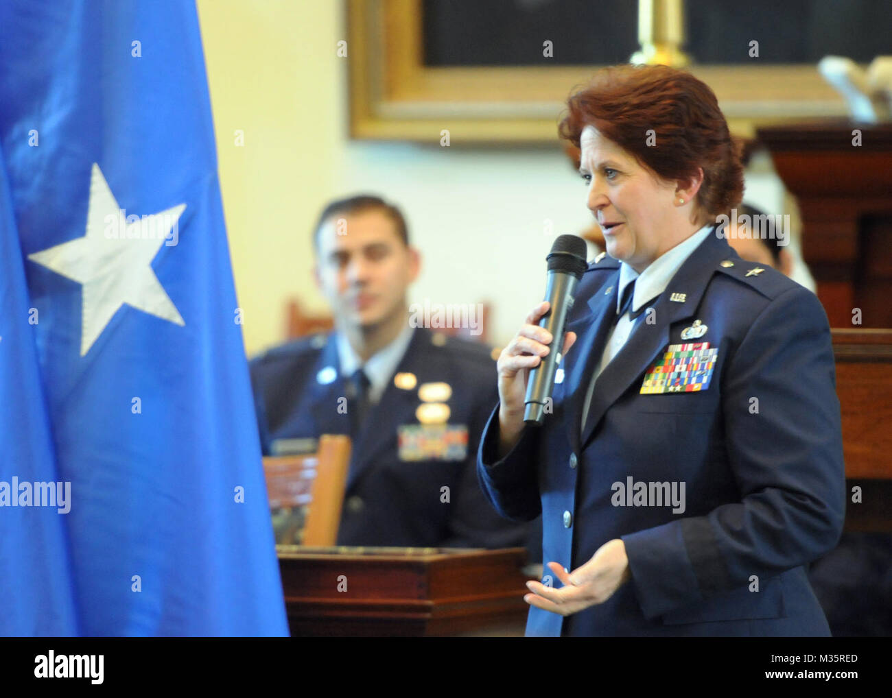 Förderung Zeremonie zu Ehren Air Force Brig. Gen. Dawn M. Ferrell, Texas' stellvertretender Adjutant General für die Luft, die an der Texas State Capitol, in Austin, Texas, Jan. 15, 2016. Die Zeremonie inklusive Texas reg. Greg Abbott und der Luftwaffe Generalmajor John F. Nichols, der Adjutant General von Texas. Abbott ernannt Ferrell stellvertretender Adjutant General werden, und sie ist die erste weibliche allgemein in der Texas Air National Guard. (U.S. Air National Guard Foto von 2 Lt. Phil Brunnen) 160115-Z-DJ 352-084 von Texas militärische Abteilung Stockfoto