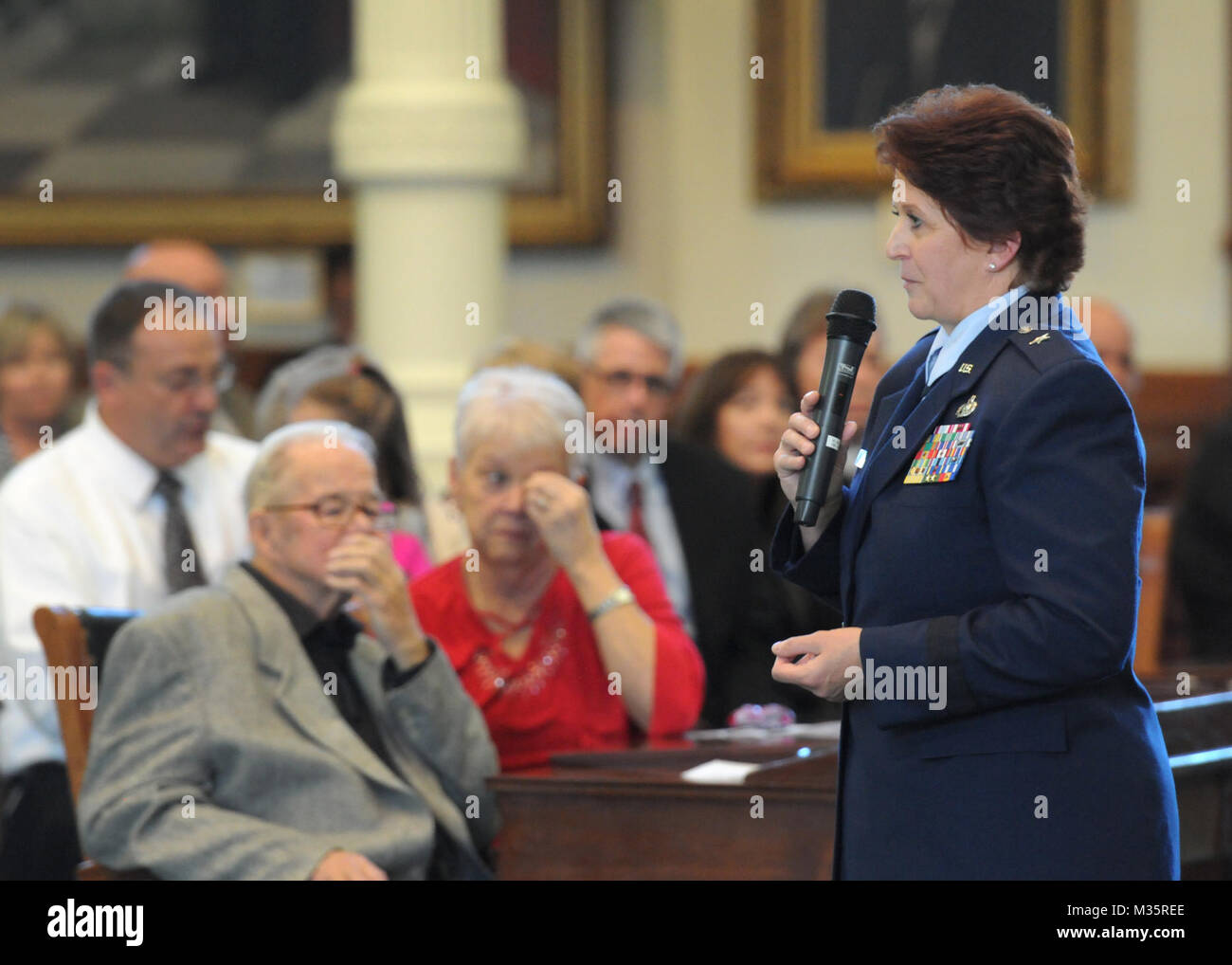 Förderung Zeremonie zu Ehren Air Force Brig. Gen. Dawn M. Ferrell, Texas' stellvertretender Adjutant General für die Luft, die an der Texas State Capitol, in Austin, Texas, Jan. 15, 2016. Die Zeremonie inklusive Texas reg. Greg Abbott und der Luftwaffe Generalmajor John F. Nichols, der Adjutant General von Texas. Abbott ernannt Ferrell stellvertretender Adjutant General werden, und sie ist die erste weibliche allgemein in der Texas Air National Guard. (U.S. Air National Guard Foto von 2 Lt. Phil Brunnen) 160115-Z-DJ 352-085 von Texas militärische Abteilung Stockfoto