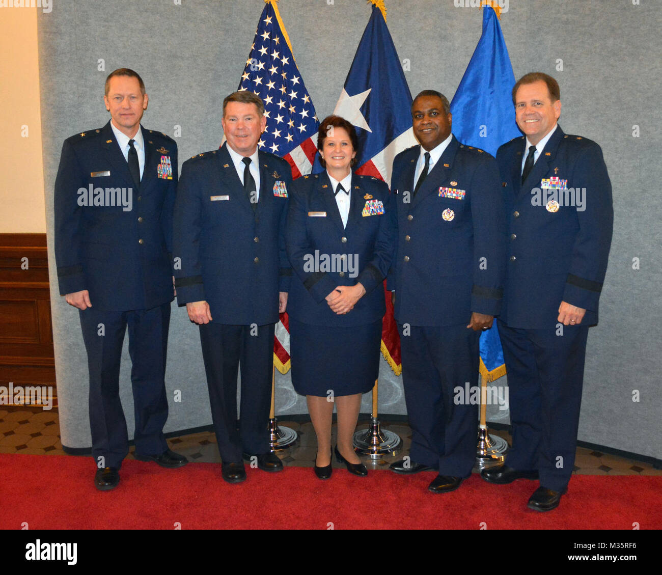 Förderung Zeremonie zu Ehren Air Force Brig. Gen. Dawn M. Ferrell, Texas' stellvertretender Adjutant General für die Luft, die an der Texas State Capitol, in Austin, Texas, Jan. 15, 2016. Die Zeremonie inklusive Texas reg. Greg Abbott und der Luftwaffe Generalmajor John F. Nichols, der Adjutant General von Texas. Abbott ernannt Ferrell stellvertretender Adjutant General werden, und sie ist die erste weibliche allgemein in der Texas Air National Guard. (U.S. Air National Guard Foto von 2 Lt. Phil Brunnen) 160115-Z-DJ 352-010 von Texas militärische Abteilung Stockfoto