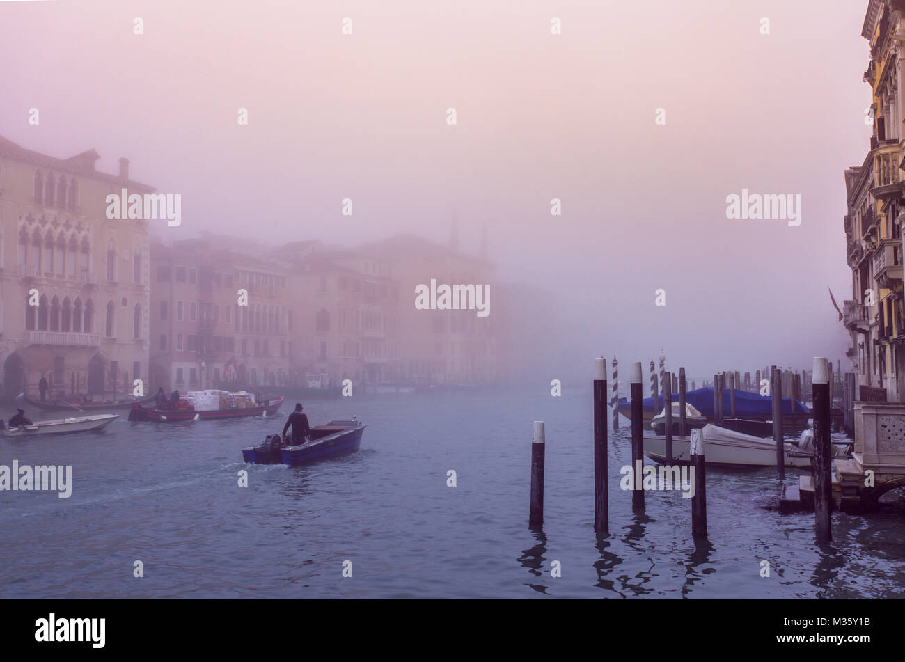 Venedig Canal Grande im Morgennebel und das tägliche Treiben der Einheimischen Italien Reisen Europa Welt Erbe Stockfoto