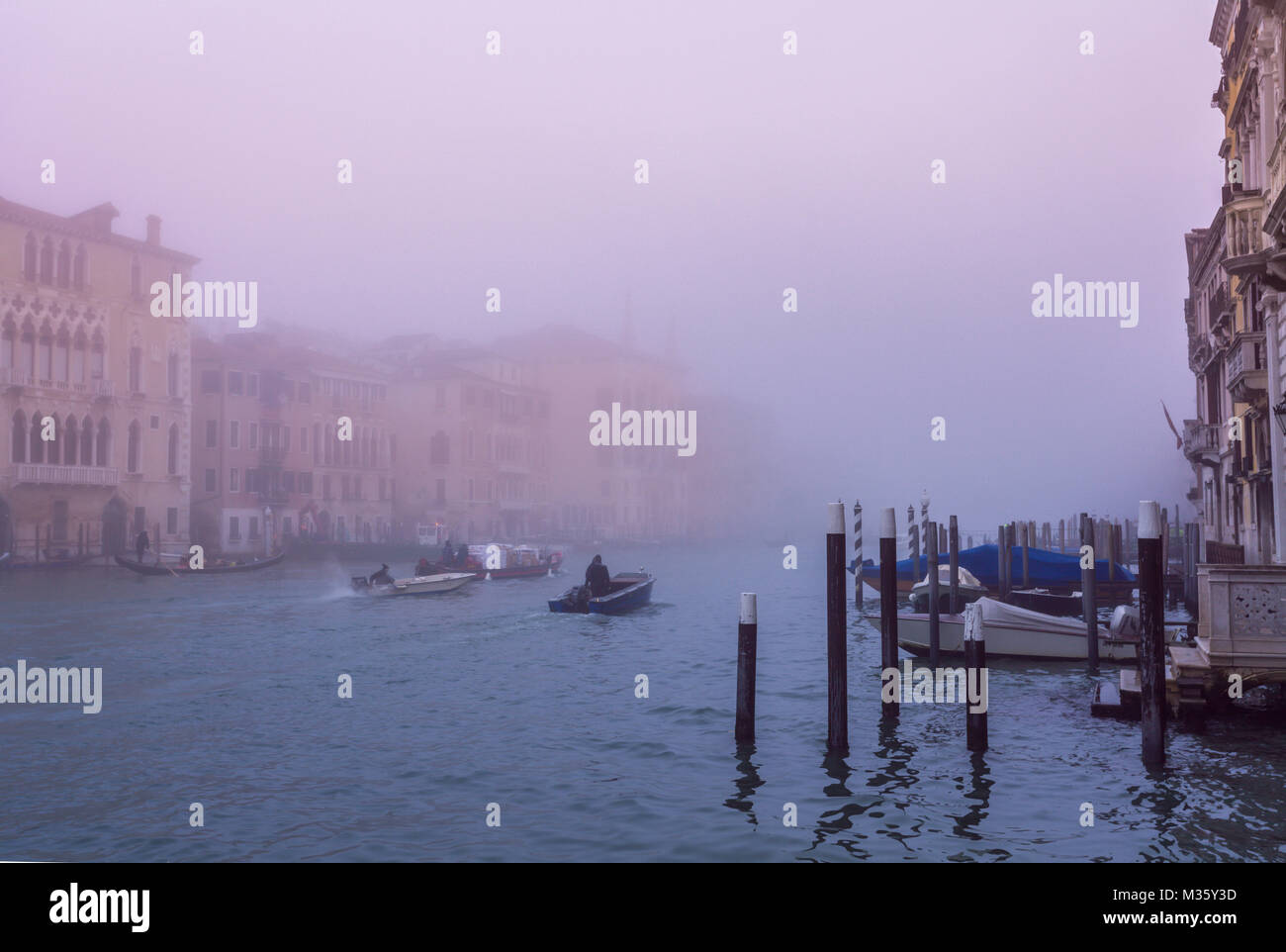 Venedig Canal Grande im Morgennebel und das tägliche Treiben der Einheimischen Italien Reisen Europa Welt Erbe Stockfoto