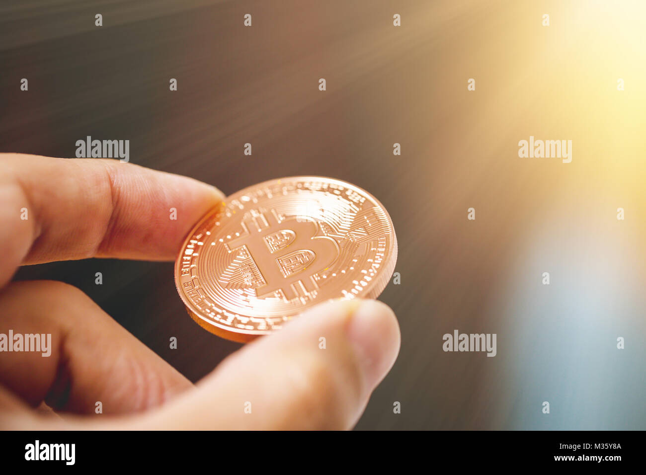 Bitcoin Zahlung mit cryptocurrency im realen Leben Konzept. Stockfoto